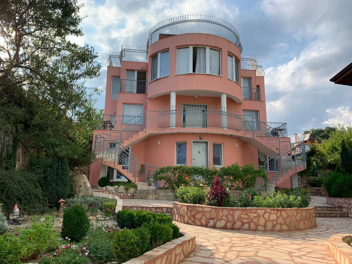 Sunray Guest House, Private Rooms & Apartment With Lovely Sea View Varna Dış mekan fotoğraf