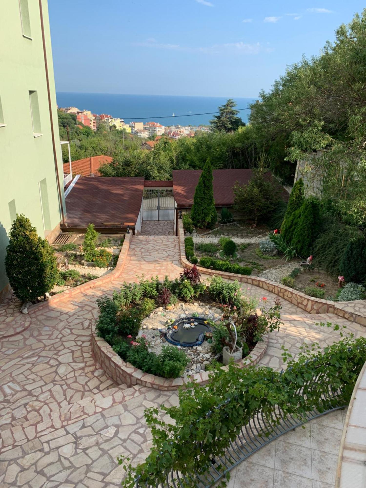 Sunray Guest House, Private Rooms & Apartment With Lovely Sea View Varna Dış mekan fotoğraf